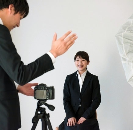 証明写真明るい撮影風景